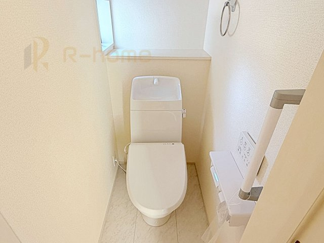 石岡市府中第1　新築戸建て　2号棟のトイレ|温水洗浄便座付きのトイレ。
トイレが２ヵ所設置で朝の忙しい時間でも安心です。