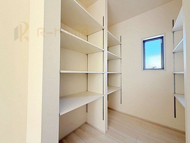 石岡市府中第1　新築戸建て　2号棟の収納|キッチンにはパントリーを設置！キッチン回りの整理整頓の悩みも解決♪