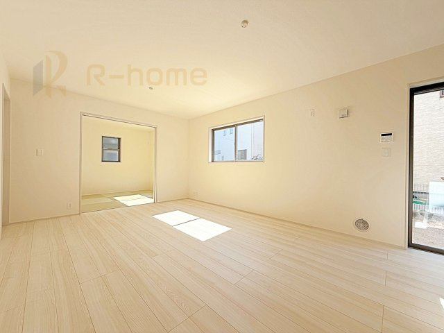 石岡市府中第1　新築戸建て　2号棟の居間・リビング|広くてとっても明るいLDK！ストック品などの収納に便利なパントリー付き♪
