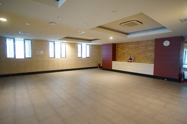 【ロビー】 | ユニ・アルス平野プレジオ | スッキリと整頓された清潔感のあるロビーです☆