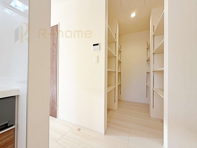 石岡市府中第1　新築戸建て　3号棟の収納|キッチンパントリーとしても活用できる収納！リビングに物を出さず、綺麗を保てそうですね♪