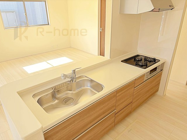 石岡市府中第1　新築戸建て　3号棟のキッチン|料理をしながら家族とコミュニケーションが取れる対面式システムキッチン。