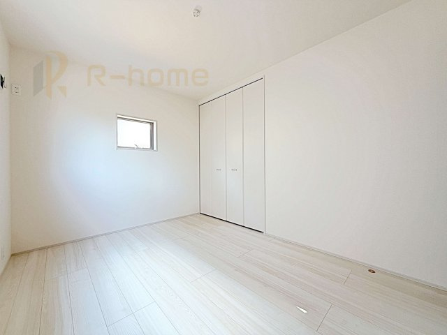 石岡市府中第1　新築戸建て　3号棟の洋室|どんな部屋家具も合わせやすいシンプルな洋室！
たっぷりの日差しと心地よい風が舞い込む住まい♪