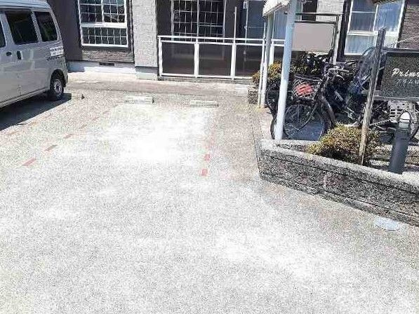 プリムローズＫの駐車場|駐車場があるので、車を買う予定の方も安心です