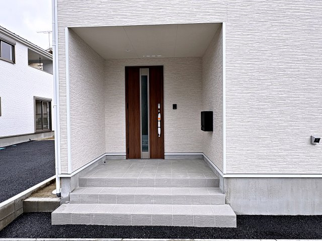新築戸建・新築建売　郡山市昭和第9　芳賀小・第四中の玄関|モニター付きインターホンで訪問者を確認できるので、防犯対策やプライバシー保護など安心です！