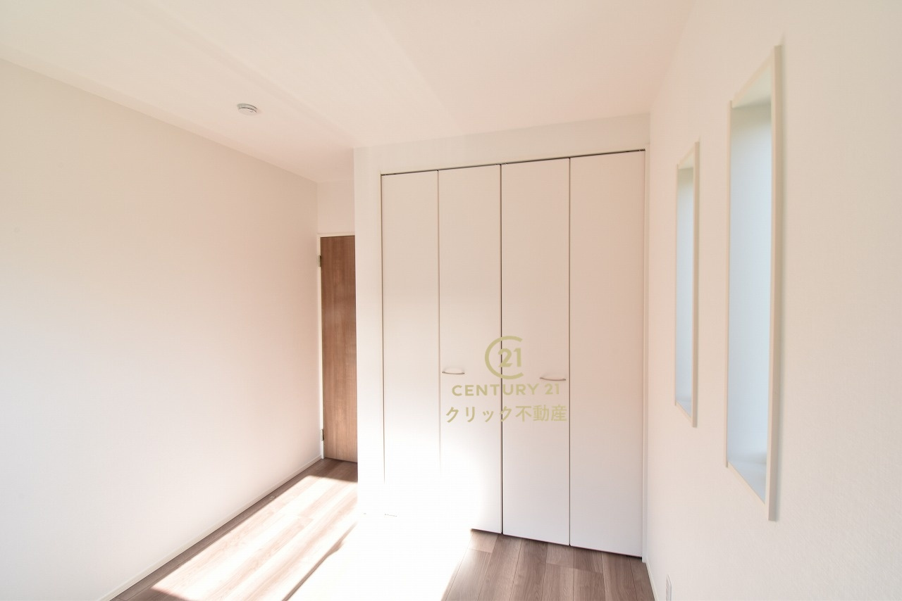 YAMADA HOMES  土浦市右籾　限定1棟！の洋室|フローリングなので重い家具も置けます。カーテンと家具を揃えるなどして、お好みのインテリアを楽しむことができます。収納スペースは全室に配備しております。