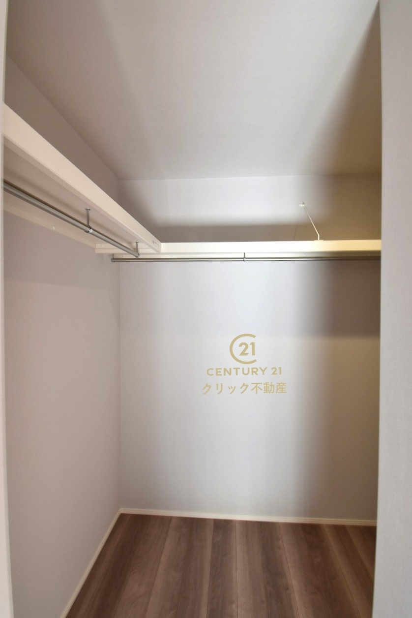 YAMADA HOMES  土浦市右籾　限定1棟！の収納|ウォークインクローゼットは自由度の高い収納スペース。服だけでなく、帽子やバッグなどもまとめて管理することができます。おしゃれが楽しくなりますね♪