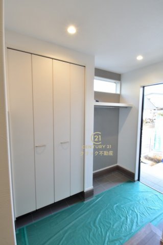 YAMADA HOMES  土浦市右籾　限定1棟！の玄関|たっぷり収納できるシューズボックスで玄関もスッキリ！扉の中は可動棚ですので、靴に合わせて高さを自由に変えることができます。