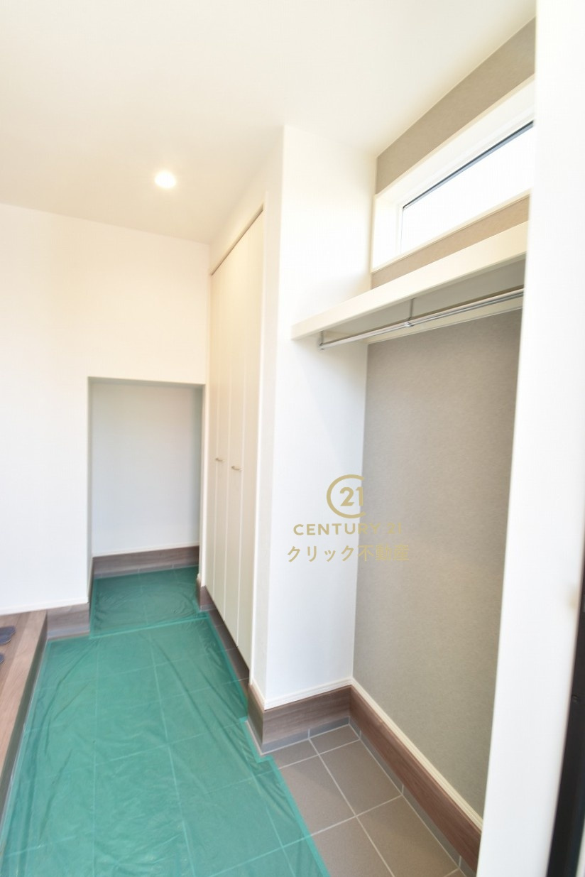 YAMADA HOMES  土浦市右籾　限定1棟！の玄関|写真奥はSIC。雨具、防災用品、スポーツ用品なども置ける便利な収納スペース。手前のハンガーパイプは上着を掛けておけます。お出掛けのフットワークが軽くなりますね♪