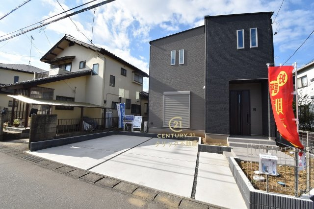 YAMADA HOMES  土浦市右籾　限定1棟！の駐車場|並列駐車可能なカースペースを確保。毎日のお車の出し入れがストレスなく行えます！
内覧可能です。ご予約はHPから、またお電話でも、お気軽にどうぞ。