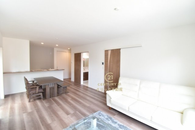 YAMADA HOMES  土浦市右籾　限定1棟！の居間・リビング|カーテンやラグの色、質感、選ぶ家具などでお部屋の雰囲気が変わります。お好みのインテリアを楽しみましょう♪白を基調とした内装ですので、あらゆるスタイルが馴染みます。