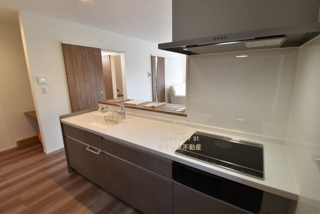 YAMADA HOMES  土浦市右籾　限定1棟！のキッチン|対面式システムキッチンです。十分な広さのキッチンなら家族での分担作業もはかどりそう！
IHクッキングヒーターは火を使わず、鍋自体を発熱させるので、火災になる心配がありません。