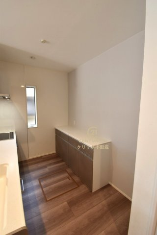 YAMADA HOMES  土浦市右籾　限定1棟！のキッチン|キッチン背面にはカップボードが設置されております。調理器具などはスッキリしまって、カウンターには何も置かずに調理台に利用するのも◎
