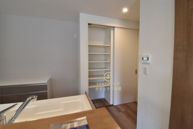 YAMADA HOMES  土浦市右籾　限定1棟！の収納|キッチン横のパントリーが嬉しい！消耗品や食材のストックはこちらへどうぞ♪扉を閉めれば生活感ごと隠せるので来客があっても安心です！