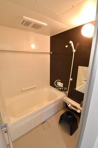 YAMADA HOMES  土浦市右籾　限定1棟！の浴室|浴槽への出入りが安全な低床タイプのユニットバスです。ゆったり1坪サイズなので小さなお子様と一緒の入浴も窮屈さを感じません。