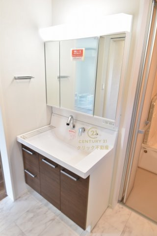 YAMADA HOMES  土浦市右籾　限定1棟！の独立洗面台|見た目の美しさだけではなく、機能性も追求した使い勝手の良い独立洗面化粧台。
身だしなみチェックや歯磨きなど、朝の慌ただしい時間でも余裕を感じていただけます。