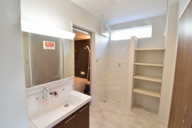 YAMADA HOMES  土浦市右籾　限定1棟！の脱衣所|広さ3帖の洗面脱衣室です。リネンスペースと室内物干し「ホスクリーン」も設置しています。