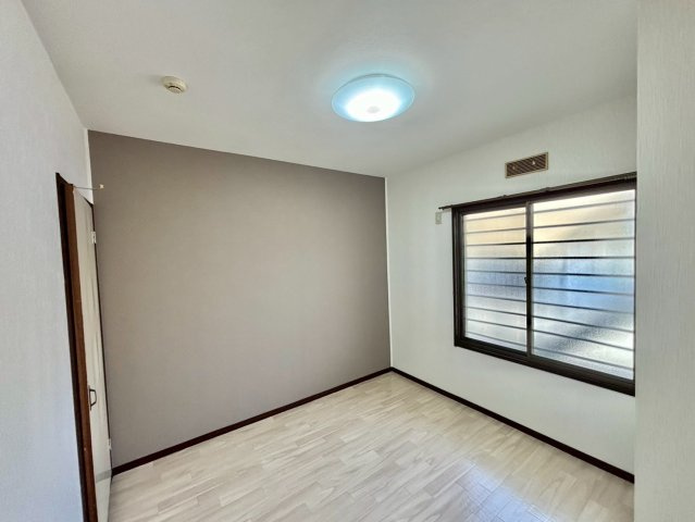 シャトー三木の洋室