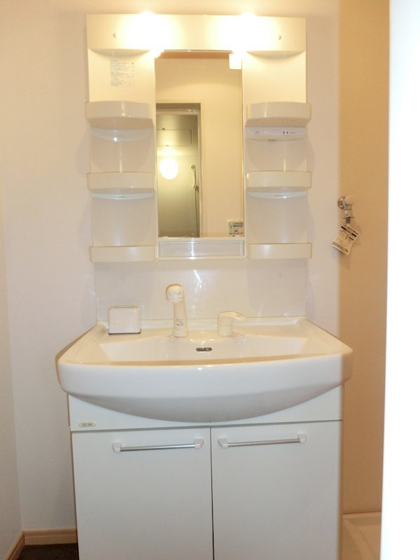 ルミエールマゴジVの独立洗面台|ゆったりとスペースのある洗面所