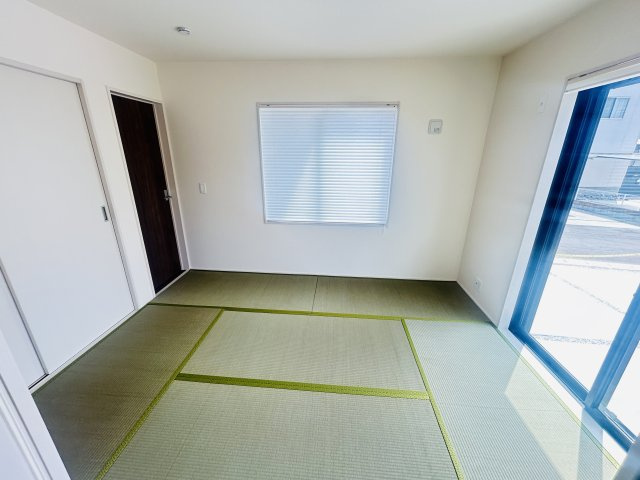 新築　前橋市上増田町第3　Livele Garden.S　1号棟の和室|現地写真　リビング隣の和室はお子様の遊び部屋としてもちょうどいいですね♪							
