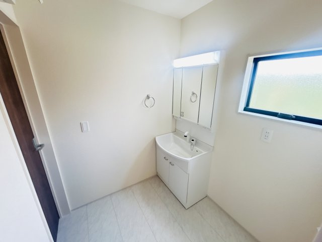 新築　前橋市上増田町第3　Livele Garden.S　1号棟の独立洗面台|現地写真　シャワー付きの洗面台は忙しい朝でも身支度を整えるのにとても便利◎							
