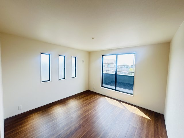 新築　前橋市上増田町第3　Livele Garden.S　1号棟の洋室|現地写真　全室南向きで明るいお部屋、子供部屋は明るい方が良いですよね♪							
					
