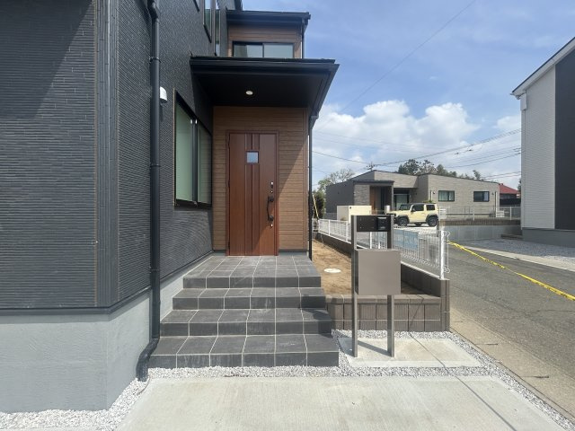 新築　前橋市上増田町第3　Livele Garden.S　1号棟の玄関|現地写真　ポストと一体型のTVモニターホンでセキュリティ安心！
