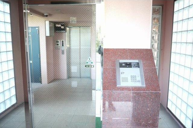 熊本市東区八反田１丁目の賃貸マンションのエントランス