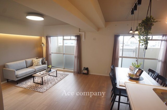 【居間・リビング】 | 西つるみコーポ | 【LDK：約16.5帖】南向きの明るいリビング＆ダイニングです☆レースカーテン付き☆