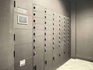 【エントランス】 | ROOTs Shinjuku Wakamatsucho | 宅配ボックス