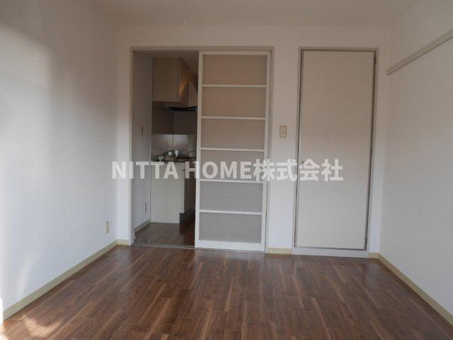 ファミールコーポ高屋5の居間・リビング|８帖の洋室です＊