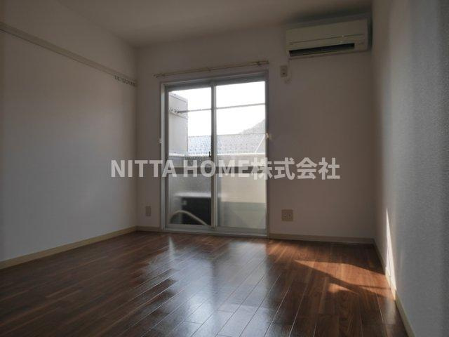 ファミールコーポ高屋5の内装|８帖の洋室になります◎