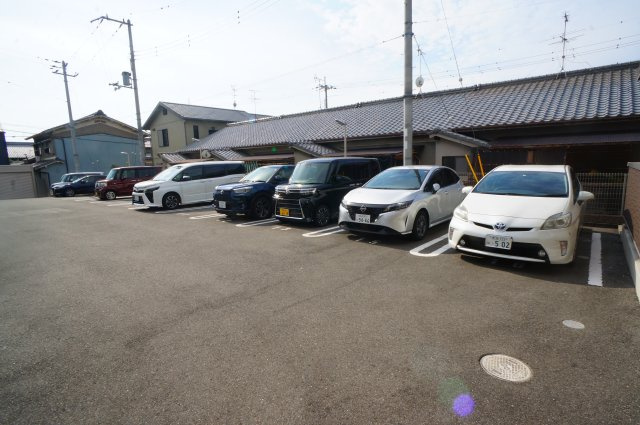 グローリーの駐車場