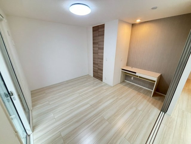 グローリーの洋室