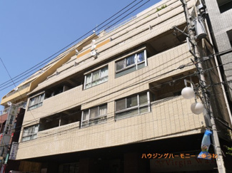 【外観】 | モダンでスタイリッシュな印象を与えるベージュを基調とした外観。