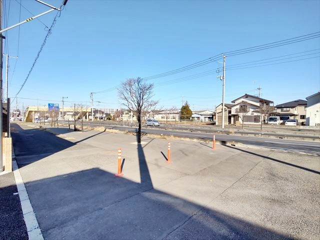 【前面道路含む現地写真】 | 日高市高萩　全2区画　A区画 | 国道に接道しておりますので、お出かけに便利な立地です