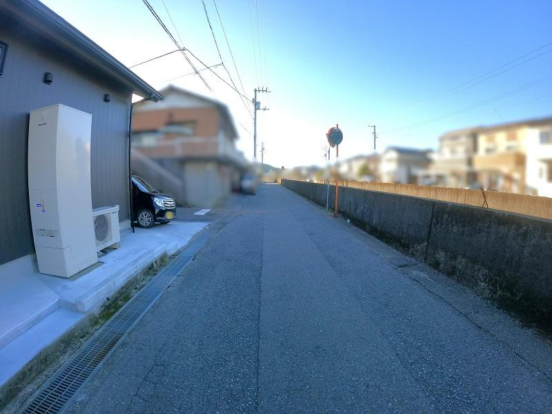 高知市南万々　中古戸建ての前面道路含む現地写真