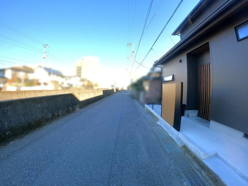 高知市南万々　中古戸建ての前面道路含む現地写真