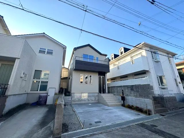 神戸市垂水区青山台　新築一戸建の前面道路含む現地写真