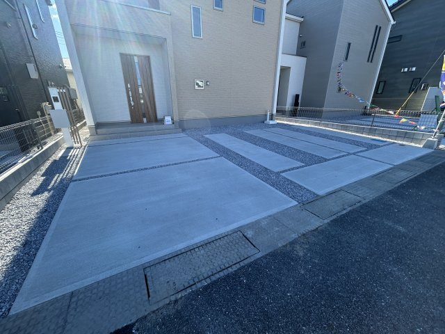 新築　高崎市下之城町5期　GRAFARE　2号棟の駐車場|現地写真　駐車スペースは並列2台分可能です！
