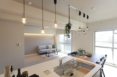 【キッチン】 | 西つるみコーポ | LDK（約16.5帖）：キッチンからはリビング全体が見渡せます。