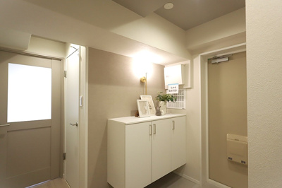 【玄関】 | 西つるみコーポ | 玄関には腰高のシューズボックスを設置。すべてのお部屋と行き来しやすいお家の中心にあります。