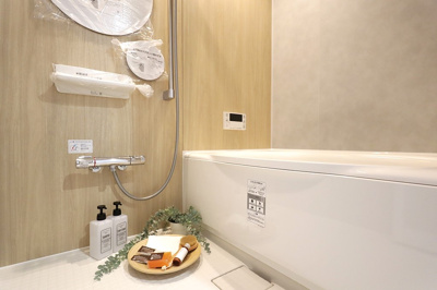 【浴室】 | 西つるみコーポ | 明るい木目調パネルがお部屋のようなリラックス空間を演出！