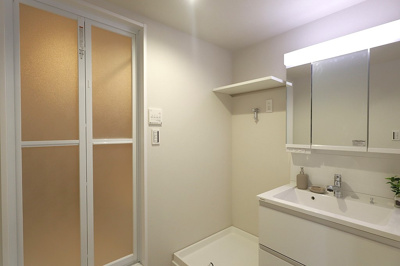 【洗面所】 | 西つるみコーポ | 日々の身支度に欠かせない洗面台はボウル部分が広く使いやすい。洗濯機から床への漏水を防ぐ防水パンも設置済み。