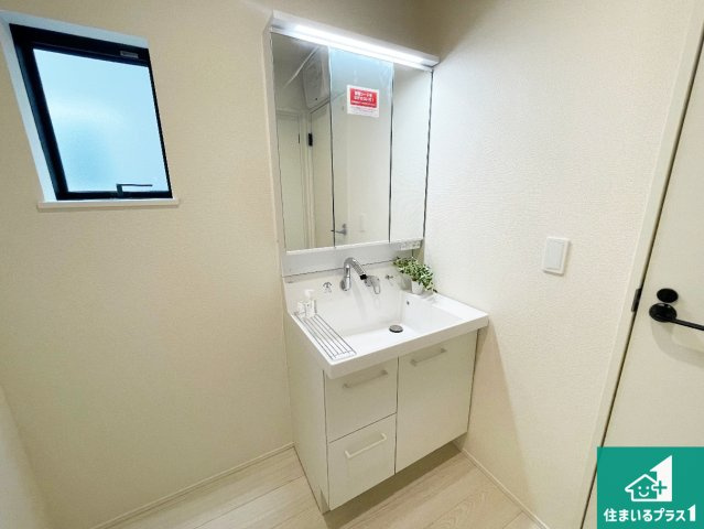 大津市千町　第1期　新築一戸建ての独立洗面台|清潔感のある洗面台です。フラットな鏡は掃除がしやすく毎日清潔！鏡裏には収納があるのでスッキリとした洗面台が保てます。
