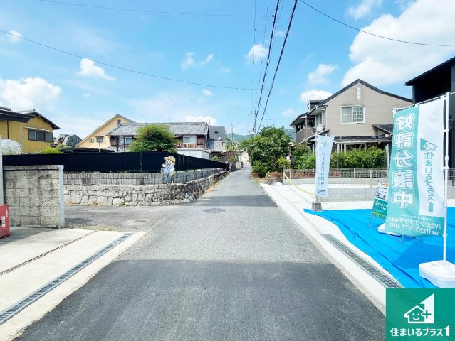 大津市千町　第1期　新築一戸建ての前面道路含む現地写真|周辺は閑静な住宅街！前面道路広々で車の出し入れも便利です。駐車が苦手な方でも安心して車庫入れできます！