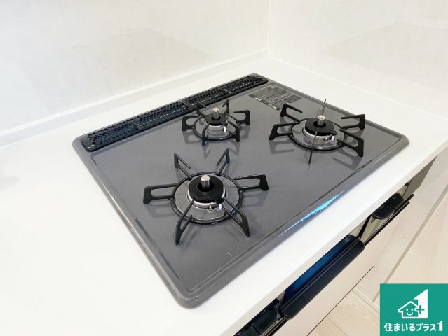 大津市千町　第1期　新築一戸建ての設備|ダブル高火力Ｓｉセンサー付きコンロ！３口あるので、まとめて料理をする時も大活躍！