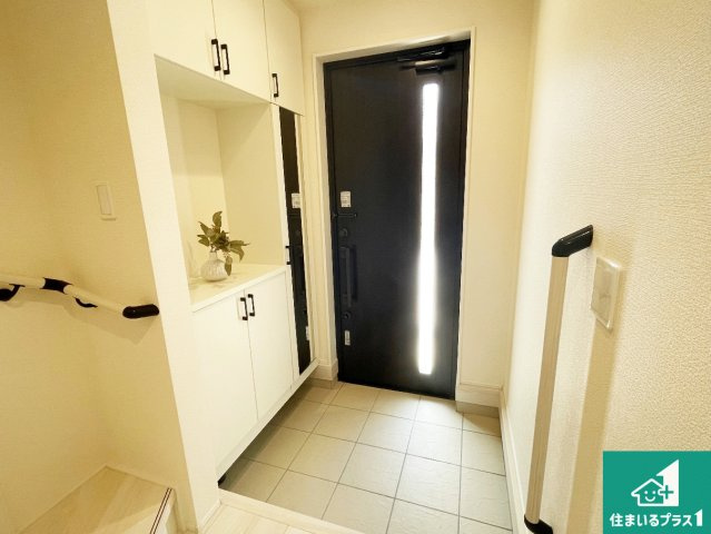 大津市千町　第1期　新築一戸建ての玄関|シューズボックスにはたくさんの靴が収納できるので玄関周りはいつもスッキリ！ご家族が増えても安心！