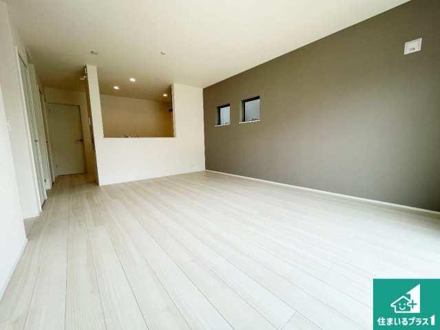 大津市千町　第1期　新築一戸建ての居間・リビング|シンプルなリビングは、観葉植物等のインテリアを楽しめますね！パパ好みにも、ママ好みにも家具次第で雰囲気を変えることができます！