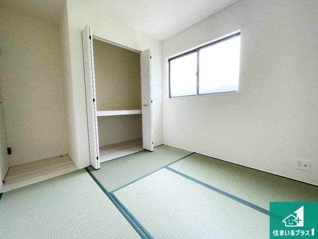 大津市千町　第1期　新築一戸建ての和室|一室あると便利な和室は客間としてだけでなく、小さなお子様のプレイルームや食後のくつろぎスペースとしてもご利用いただけます。収納もついていますので大活躍間違いなし！